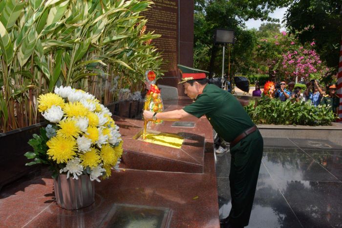 Phó Thủ tướng dâng hoa, dâng hương tại Tượng đài cố Tổng Bí thư Trần Phú.