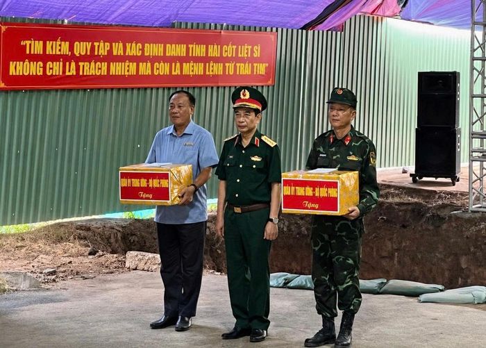 Quân ủy Trung ương, Bộ Quốc phòng trao quà tặng lực lượng làm nhiệm vụ.