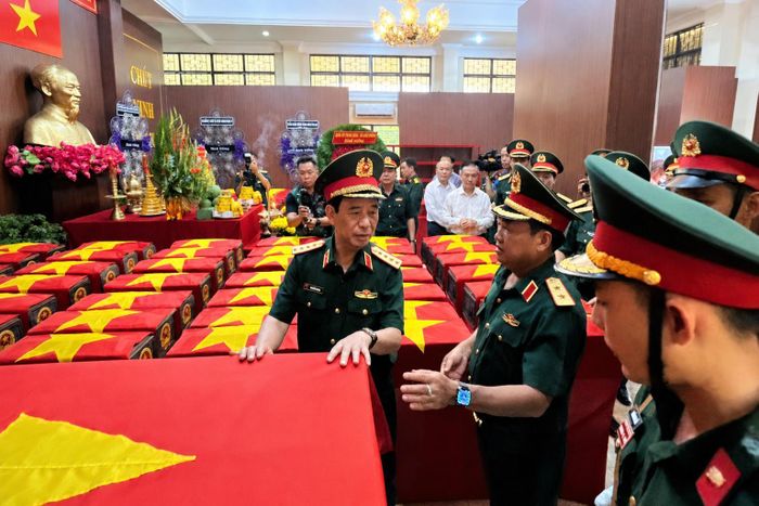 Phó Thủ tướng Phan Văn Giang lặng mình trước sự hy sinh cao cả của các Anh hùng liệt sĩ.