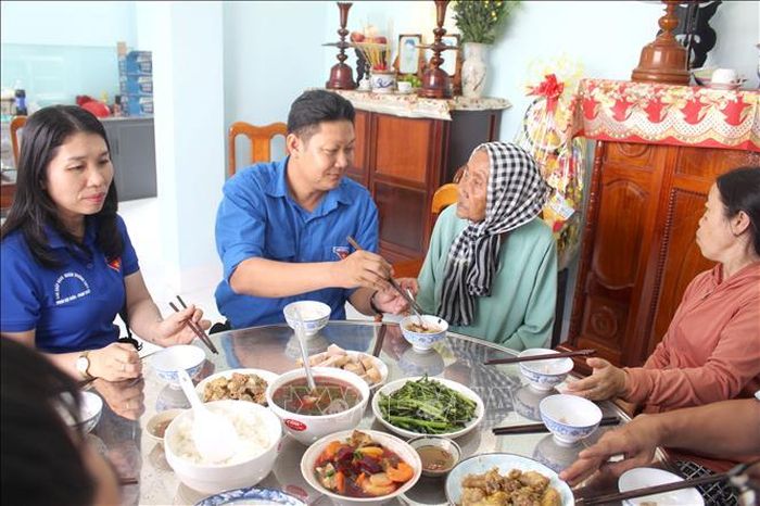 Ấm áp nghĩa tình những “Bữa cơm cùng Mẹ”.
