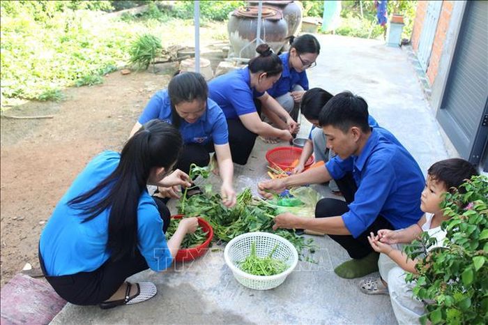 Đoàn Thanh niên phường Bình Thuận (tỉnh Lâm Đồng) phối hợp với các đơn vị tổ chức chương trình “Bữa cơm cùng Mẹ” tại nhà Mẹ Việt Nam Anh hùng Lương Thị Con, khu phố Xuân Hòa.