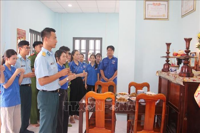 Các bạn trẻ dâng hương, cúng cơm tưởng nhớ các Anh hùng liệt sĩ.