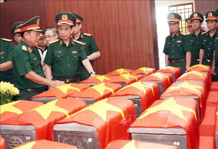Đại tướng Phan Văn Giang tưởng niệm các Anh hùng liệt sĩ mới tìm được hài cốt tại công viên Lê Thị Riêng.