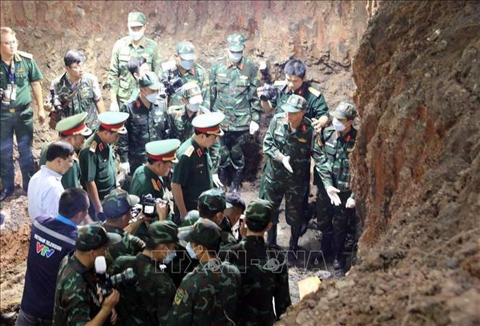 Đại tướng Phan Văn Giang và đoàn công tác Quân ủy Trung ương - Bộ Quốc phòng kiểm tra thực địa công tác khai quật hài cốt liệt sĩ.