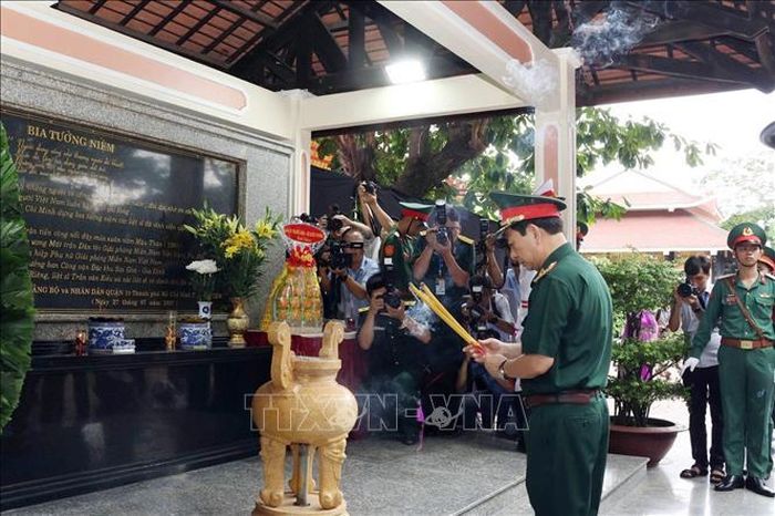 Đại tướng Phan Văn Giang dâng hương tại khu tưởng niệm nữ anh hùng liệt sĩ Lê Thị Riêng. Ảnh: Xuân Khu/TTXVN