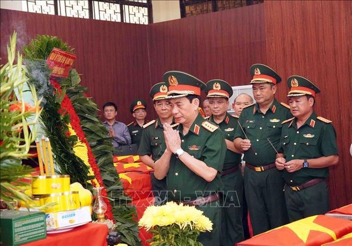 Đại tướng Phan Văn Giang tưởng niệm các Anh hùng liệt sĩ mới tìm được hài cốt tại công viên Lê Thị Riêng.