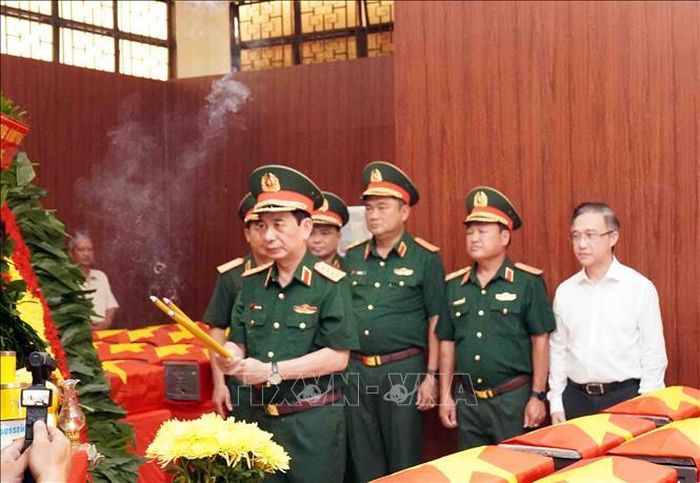 Đại tướng Phan Văn Giang dâng hương tại Nhà tưởng niệm quàn hài cốt các liệt sĩ mới tìm thấy tại công viên Lê Thị Riêng.