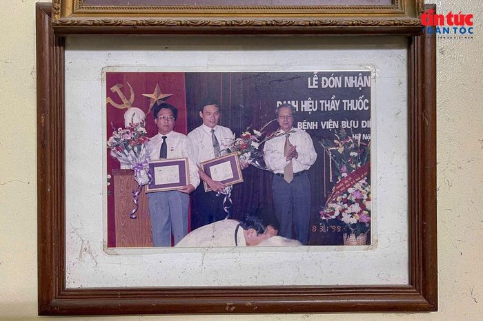Bác sĩ Thái Hỷ Thìn (bên trái) cùng đồng nghiệp nhận danh hiệu thầy thuốc ưu tú năm 1999.