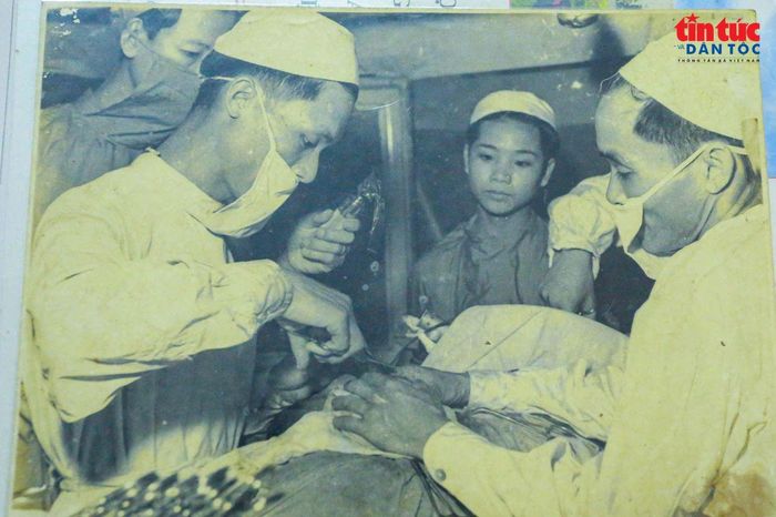 Ông Thìn (bên trái) thực hiện ca phẫu thuật tại chiến trường Quảng Bình năm 1966.