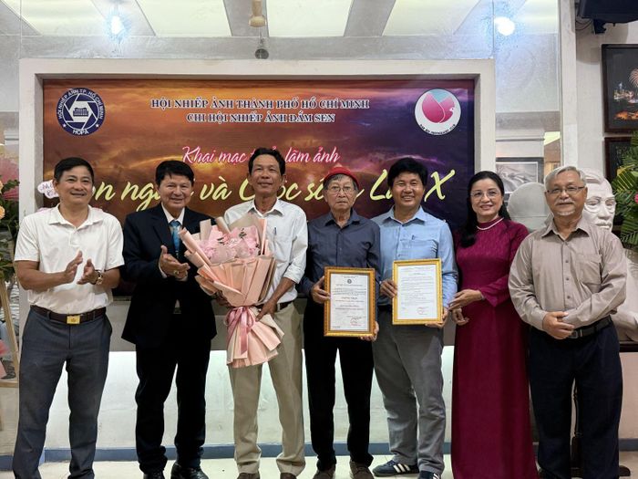 Lãnh đạo Hội Nhiếp ảnh TP Hồ Chí Minh trao hoa và chứng nhận cho Chi hội Nhiếp ảnh Đầm Sen.