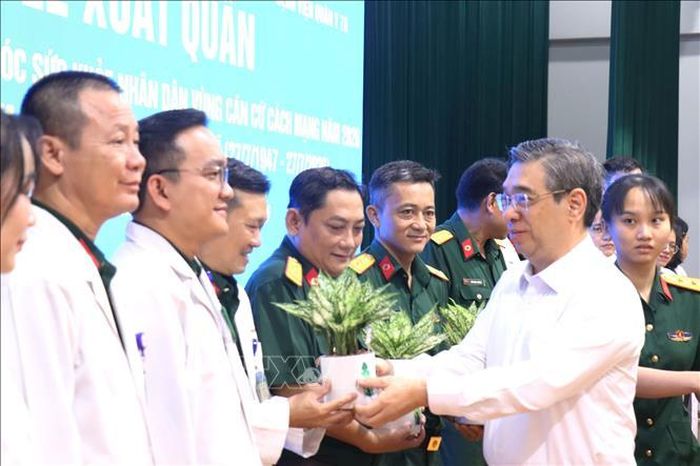 Phó Bí thư Thành ủy Thành phố Hồ Chí Minh Nguyễn Phước Lộc tặng cây xanh, động viên lực lượng tình nguyện tham gia chương trình chăm sóc sức khỏe nhân dân tại các vùng căn cứ cách mạng.