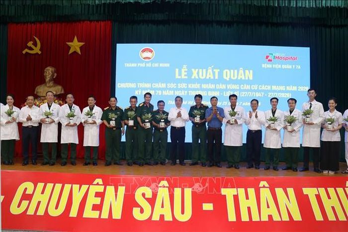 Phó Bí thư Thành ủy Thành phố Hồ Chí Minh Nguyễn Phước Lộc và lực lượng tình nguyện tham gia chương trình chăm sóc sức khỏe nhân dân tại các vùng căn cứ cách mạng.