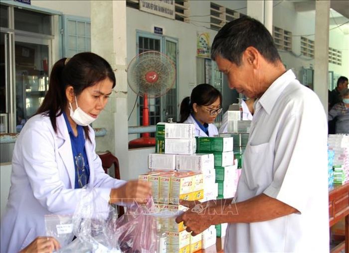 Phát thuốc miễn phí cho người có công với cách mạng.