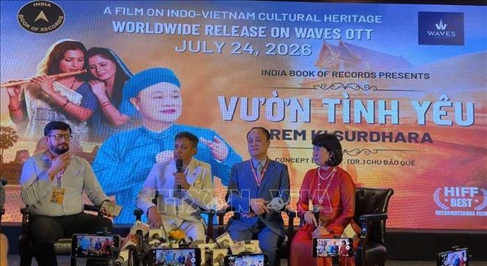 Đạo diễn Biswadeep Roy Chowdhury trả lời phỏng vấn tại cuộc họp báo cuối sự kiện.