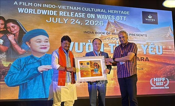 Ông Kailash Vijayvargiya, Bộ trưởng Các vấn đề Nghị viện bang Madhya Pradesh đồng thời là khách mời chính của sự kiện, tặng quà lưu niệm cho Giáo sư, Tiến sĩ Chu Bảo Quế.