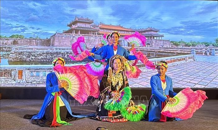 Tiết mục biểu diễn nghệ thuật phối hợp giữa nghệ sĩ Việt Nam và học sinh Ấn Độ.