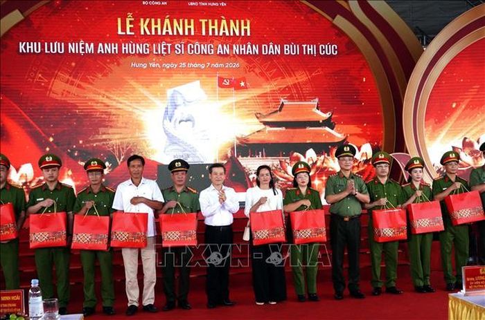 Đồng chí Lê Minh Trí, Ủy viên Bộ Chính trị, Bí thư Trung ương Đảng, Trưởng Ban Nội chính Trung ương và Thượng tướng Phạm Thế Tùng, Uỷ viên Trung ương Đảng, Thứ trưởng Bộ Công an tặng quà cho các thương bệnh binh, thân nhân liệt sĩ Công an tỉnh Hưng Yên. Ảnh: Đinh Văn Nhiều/TTXVN