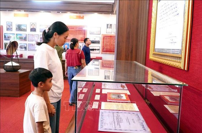 Người dân tham quan nhà trưng bày lưu niệm tại Khu lưu niệm Anh hùng liệt sĩ Công an nhân dân Bùi Thị Cúc, xã Xuân Trúc, tỉnh Hưng Yên. Ảnh: Đinh Văn Nhiều/TTXVN