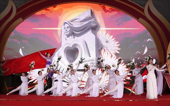 Chương trình nghệ thuật tại lễ khánh thành Khu lưu niệm Anh hùng liệt sĩ Công an nhân dân Bùi Thị Cúc. Ảnh: Đinh Văn Nhiều/TTXVN
