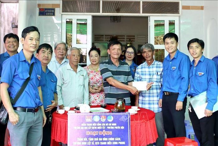 Đoàn viên thanh niên thăm hỏi tri ân các gia đình chính sách, người có công.