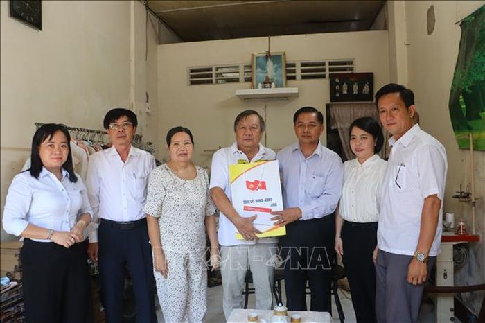 Bí thư Tỉnh ủy Vĩnh Long Trần Văn Lâu (thứ 3 từ phải sang) đến thăm gia đình người có công với cách mạnh trên địa bàn tỉnh.