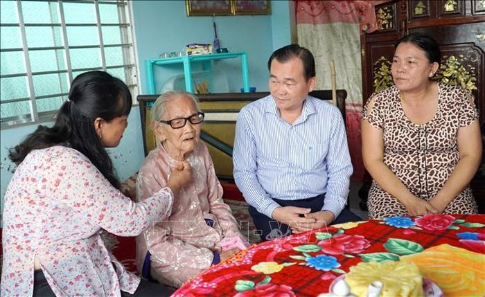 Phó Bí thư Tỉnh ủy, Chủ tịch HĐND tỉnh Vĩnh Long Nguyễn Minh Dũng đến thăm gia đình Mẹ Việt Nam anh hùng trên địa bàn.