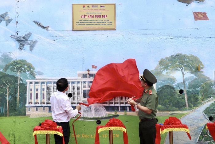 Lãnh đạo TP Hồ Chí Minh cắt băng khánh thành công trình bích họa "Việt Nam tươi đẹp" tại Côn Đảo