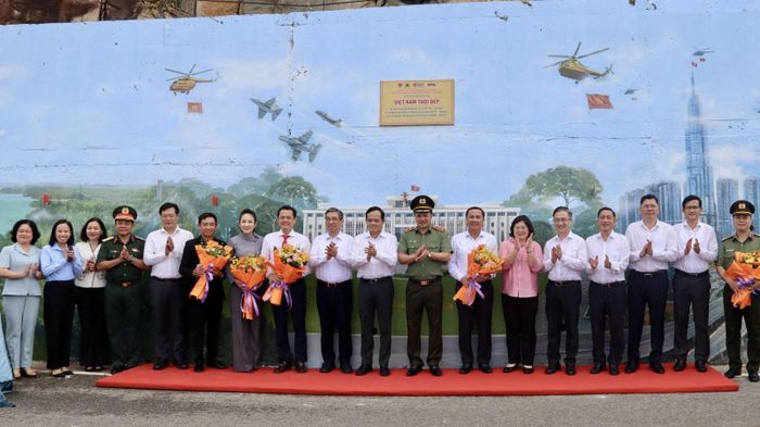 Lãnh đạo TP Hồ Chí Minh chụp ảnh với công trình bích họa "Việt Nam tươi đẹp".
