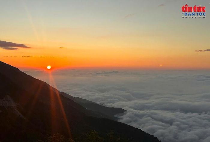 Bình minh rực rỡ trên biển mây Tà Xùa, tạo nên khung cảnh thiên nhiên thơ mộng.