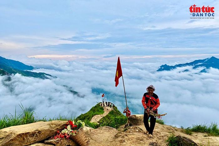 Người dân địa phương trên cung đường săn mây giữa biển mây bồng bềnh ở Tà Xùa.