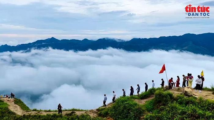 Du khách nối nhau check-in trên điểm cao, phía dưới là biển mây phủ kín thung lũng.