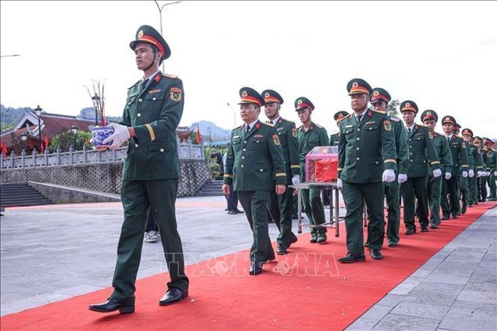 Đồng đội đưa "các anh" về Nghĩa trang liệt sĩ Quốc gia Vị Xuyên. Ảnh: Hoàng Hiếu/TTXVN