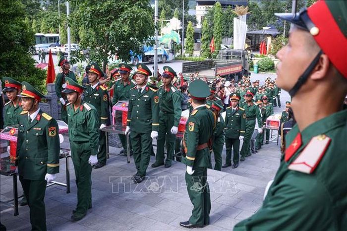 Lễ đưa hài cốt 34 liệt sĩ từ xã Thanh Thủy về Nghĩa trang liệt sĩ Quốc gia Vị Xuyên được tổ chức trọng thể, thể hiện sự tri ân, ghi nhớ công ơn các Anh hùng liệt sĩ. Ảnh: Hoàng Hiếu/TTXVN