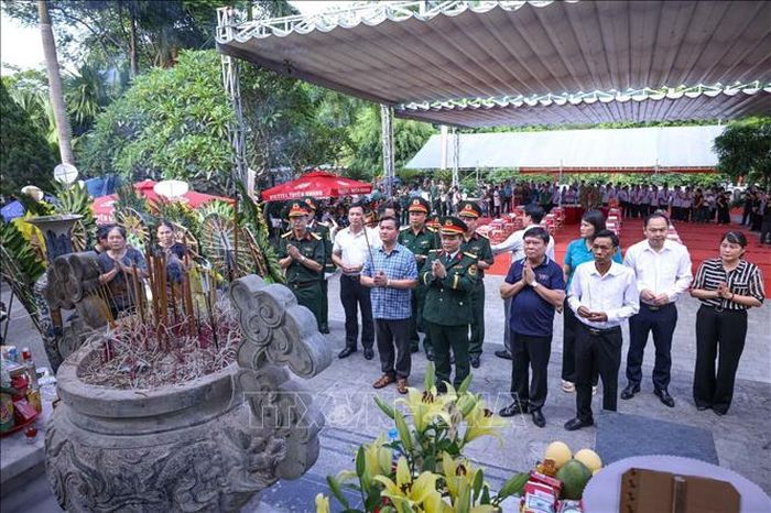 Dâng hương tưởng nhớ công ơn của các anh hùng liệt sĩ đã chiến đấu và hy sinh trong chiến tranh bảo vệ biên giới phía Bắc của tổ quốc. Ảnh: Hoàng Hiếu/TTXVN.