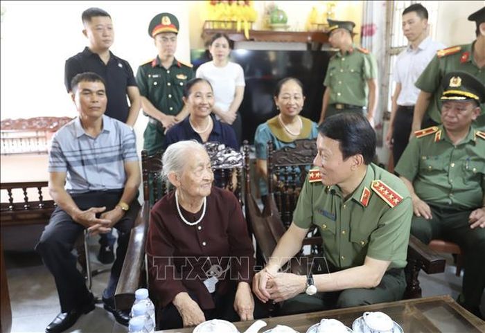 Đại tướng Lương Tam Quang, Ủy viên Bộ Chính trị, Bộ trưởng Bộ Công an thăm hỏi gia đình bà Tạ Thị Hải là mẹ Liệt sĩ tại thôn Yên Khê, xã Việt Tiến, tỉnh Hưng Yên. Ảnh: Đinh Văn Nhiều/TTXVN
