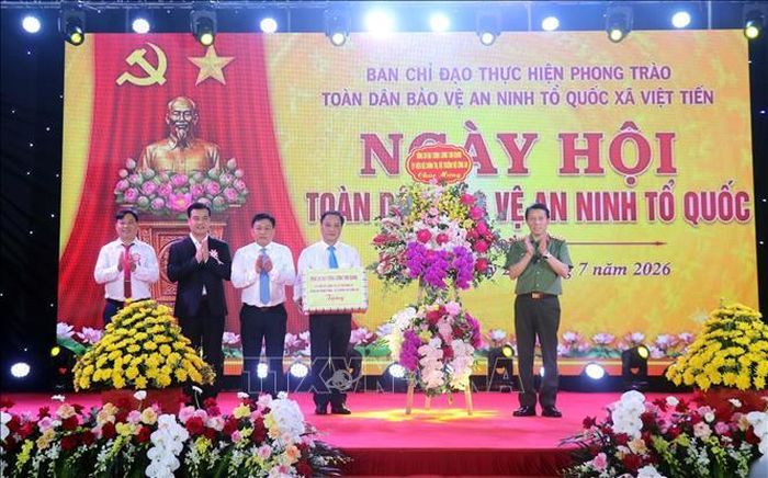 Đại tướng Lương Tam Quang, Ủy viên Bộ Chính trị, Bộ trưởng Bộ Công an tặng hoa chúc mừng xã Việt Tiến, tỉnh Hưng Yên. Ảnh: Đinh Văn Nhiều/TTXVN