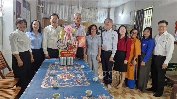 Phó Bí thư Thường trực Thành ủy TP Hồ Chí Minh Lê Quốc Phong thăm, tặng quà gia đình ông Phạm Quyết Thắng, thương binh loại B đang sinh sống tại Đặc khu Côn Đảo.
