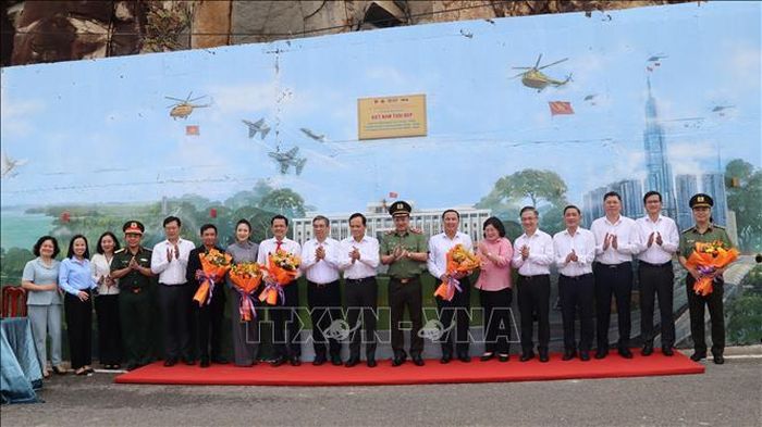 Các đại biểu tại Công trình bích họa “Việt Nam tươi đẹp” thứ 22 với chủ đề “Việt Nam hợp nhất – Bản hùng ca 34 tỉnh, thành” tại Đặc khu Côn Đảo. Đây là công trình nghệ thuật chào mừng kỷ niệm 79 năm Ngày Thương binh - Liệt sĩ, 81 năm Ngày truyền thống lực lượng Công an nhân dân và 21 năm Ngày hội Toàn dân bảo vệ an ninh Tổ quốc.