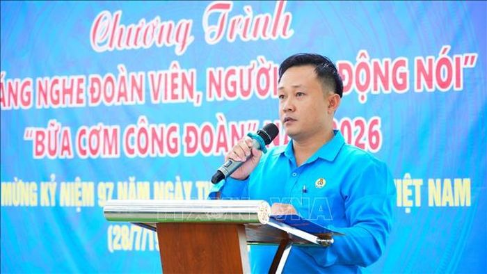 Ông Phạm Gia Đại, Chủ tịch Công đoàn cơ sở Công ty Cổ phần TKG Taekwang giải đáp các kiến nghị của công nhân, người lao động tại Chương trình “Tháng lắng nghe đoàn viên, người lao động nói” năm 2026.
