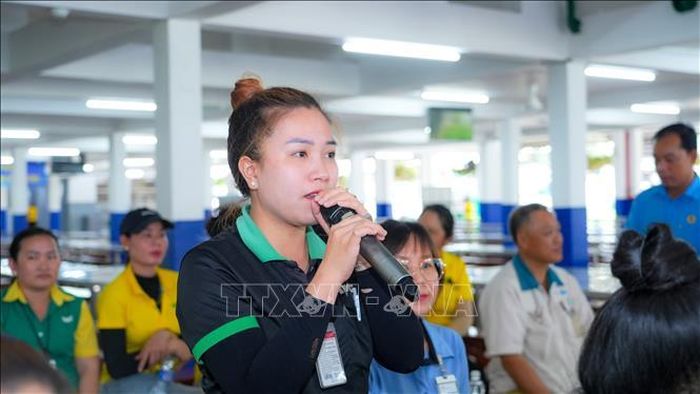 Chị Nguyễn Ngọc Huỳnh Trâm, công nhân Công ty Cổ phần TKG Taekwang bày tỏ tâm tư, nguyện vọng và đề xuất những vấn đề thiết thực liên quan đến đời sống, điều kiện làm việc.