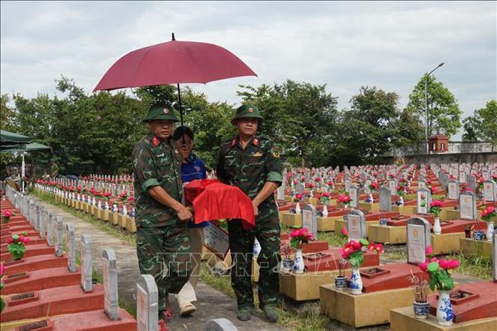 Chiến dịch 500 ngày đêm tìm kiếm, quy tập và xác định danh tính hài cốt liệt sĩ đang được tỉnh Nghệ An triển khai với quyết tâm cao, góp phần thắp lên hy vọng đưa các anh trở về với quê hương và người thân. Ảnh minh họa: Bích Huệ/TTXVN