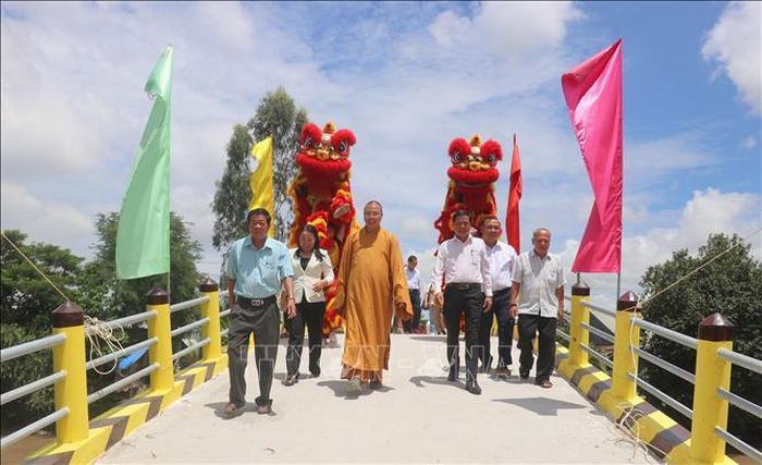 Đại biểu tham quan cầu Tường Nguyên 580 - Vĩnh Lợi 1, xã Vĩnh Hanh, tỉnh An Giang.