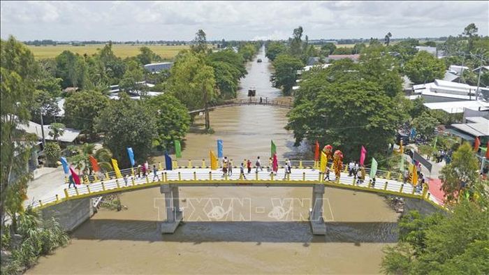 Cầu Tường Nguyên 580 - Vĩnh Lợi 1 nối hai bờ kênh Núi Chóc - Năng Gù (ấp Vĩnh Lợi, xã Vĩnh Hanh, tỉnh An Giang) có chiều dài 50 m, rộng 4 m, kết cấu dầm bê tông cốt thép, tải trọng 8 tấn.