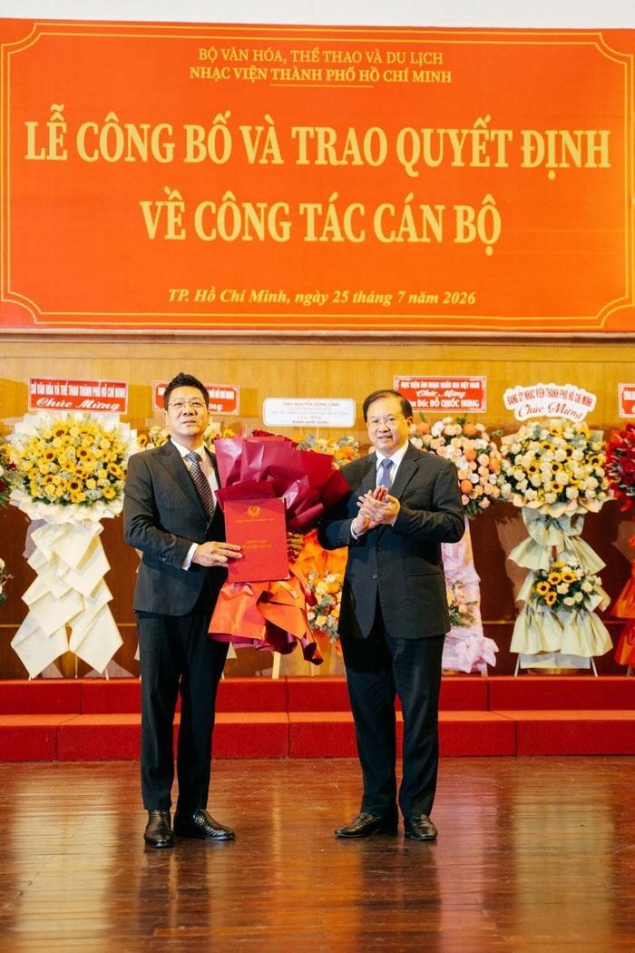 Thứ trưởng Bộ Văn hóa, Thể thao và Du lịch Tạ Quang Đông tặng hoa cho tân Giám đốc Nhạc viện TP Hồ chí Minh Đỗ Quốc Hưng