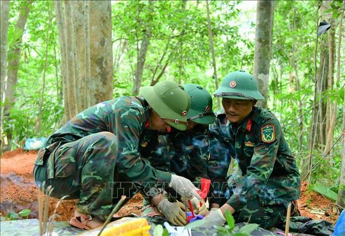 Cán bộ, nhân viên Đội Quy tập hài cốt liệt sĩ Đoàn KT-QP 337 quy tập các hài cốt liệt sĩ tại khu vực đồi khe Cây Lỗi, thôn Cựp Cuôi, xã Hướng Lập, tỉnh Quảng Trị. Ảnh: TTXVN phát