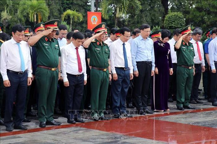 Đại tướng Phan Văn Giang dâng hương tưởng niệm các Anh hùng liệt sỹ tại Nghĩa trang liệt sĩ Đắk Nông, tỉnh Lâm Đồng.