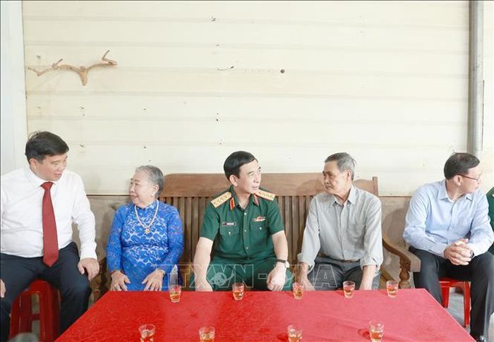 Đại tướng Phan Văn Giang thăm hỏi, động viên thương binh, gia đình chính sách tại xã Nhân Cơ, tỉnh Lâm Đồng.