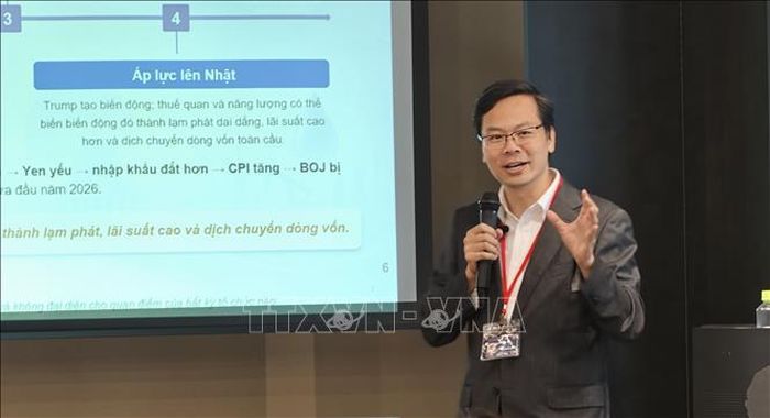Diễn giả Nguyễn Quốc Hùng, Giáo sư Đại học Aoyama Gakuin, phân tích mối liên hệ giữa kinh tế vĩ mô, địa chính trị và sự dịch chuyển của dòng tiền toàn cầu. Ảnh: Bùi Hà/PV TTXVN tại Nhật Bản