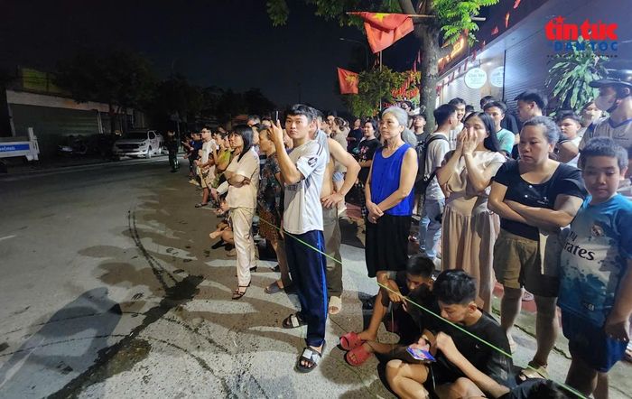 Người dân thôn Triều Khúc chứng kiến đám cháy khu nhà xưởng.