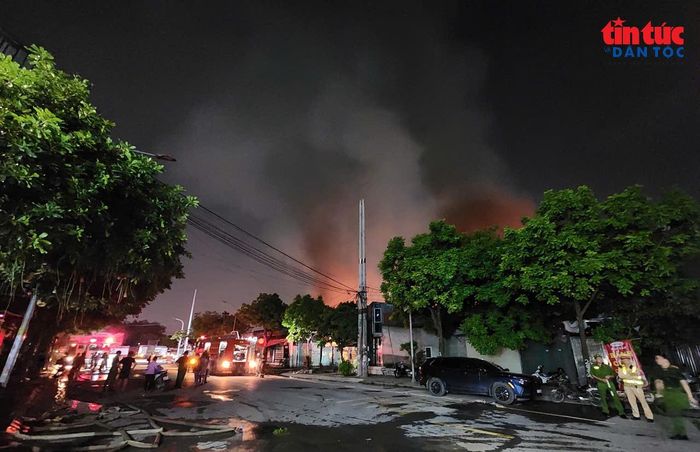 Đến 20 giờ, đám cháy vẫn rất lớn.